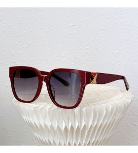 Valentino VA4111 Squared Sunglasses FrÃ¡ma AicÃ©atÃ¡it Le RÃ³mhÃ¡nach GraÃ­ BurgÃºine
