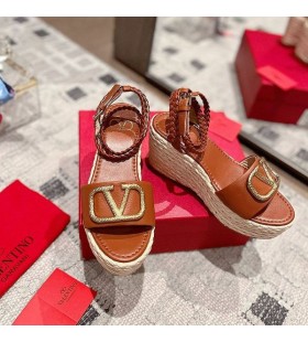 ãƒ´ã‚¡ãƒ¬ãƒ³ãƒ†ã‚£ãƒŽVLogoç½²åã‚¦ã‚§ãƒƒã‚¸ã¨è¶³é¦–ã®ã‚¹ãƒˆãƒ©ãƒƒãƒ—ãŒå¥³æ€§CalfskinèŒ¶è‰²