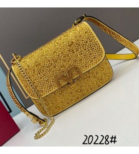 Valentinoå°Vslingãƒˆã—ãŸè‹¥è€…å‘ã‘ãƒãƒƒã‚°ã¨ã‚­ãƒ©ã‚­ãƒ©ã®çµæ™¶ã«é»„è‰²ã„ã‚¹ã‚¨ãƒ¼ãƒ‰