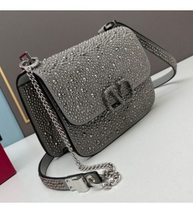 Valentinoå°Vslingãƒˆã—ãŸè‹¥è€…å‘ã‘ãƒãƒƒã‚°ã¨ã‚­ãƒ©ã‚­ãƒ©ã®ã‚¹ã‚¿ãƒƒã‚ºã§ã‚°ãƒ¬ãƒ¼ãƒ‰