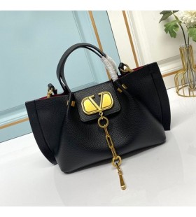 Valentinoå°VLogoé€ƒã’ãƒˆãƒ¼ãƒˆãƒãƒƒã‚°ã§ç´°ã‹Calfskiné»’