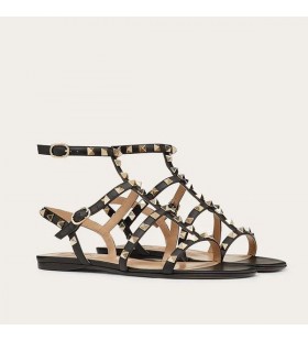 ヴァレンティノRockstudフラットなサンダルと足首のストラップが女性Calfskin黒