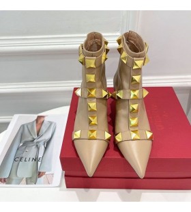 ヴァレンティノRockstud足首Booties70MM女性Calfskinアプリコット