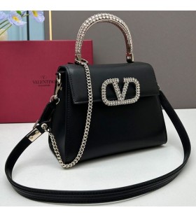 Valentinoå°Vslingã®ãƒãƒ³ãƒ‰ãƒãƒƒã‚°ã¨ã‚¯ãƒ­ã‚³ãƒ€ã‚¤ãƒ«é©ãªã©ã«ã‚ˆã‚Šã€æ—¢å­˜åº—ã®åˆºç¹ã«Calfskiné»’