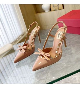 ヴァレンティノRockstud弓Slingbackポンプの女性のパテントレザー製のものアプリコット