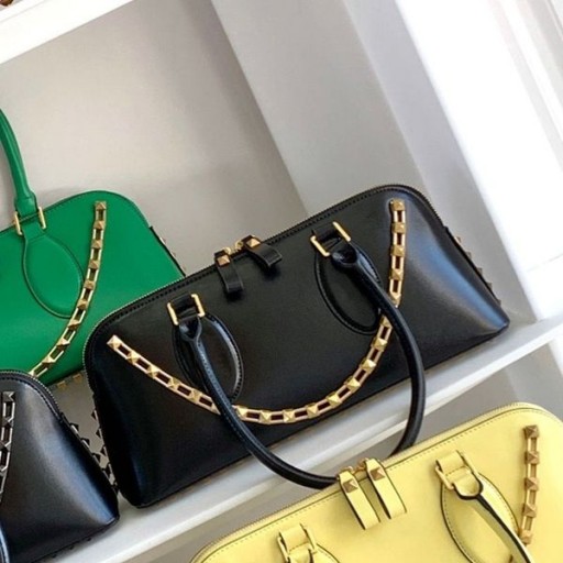 Valentino Rockstud E/W Duffle Bag I Sort Kalveskinn