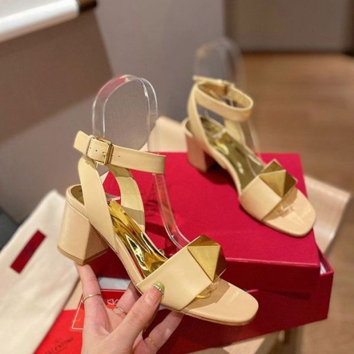 Valentino En Stud Sandaler Med Ankelen Stroppen Kvinner Kalveskinn Sitron