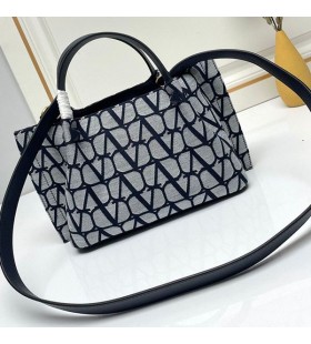 Markowe Gospodarcza torba Valentino Small VLogo Z Nitami Z tkaniny Toile Iconographe w Kolorze granatowym