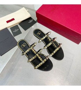 Damskie Japonki Valentino Rockstud Z Nitami No Limit Z CielÄ™cej SkÃ³ry W Kolorze Czarnym