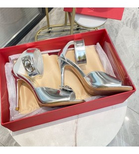 Klapki damskie Valentino Vlogo z Rzymskiej klamrÄ… Z dwoiny bydlÄ™cej w Kolorze Srebrnym