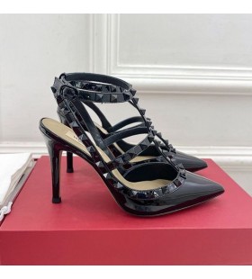 Czółenka Valentino Rockstud Z Paskiem Na kostce Damskie Z Lakierowanej Skóry w Kolorze Czarnym