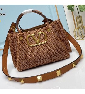 Valentino SmÃ¥ VLogo Signatur Shopping Bag Med Romerska Dubbar I Syntetiska Riffia Brun