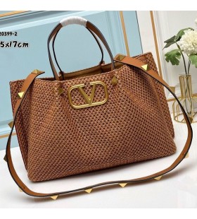 Valentino Medium VLogo Signatur Shopping Bag Med Romerska Dubbar I Syntetiska Riffia Brun