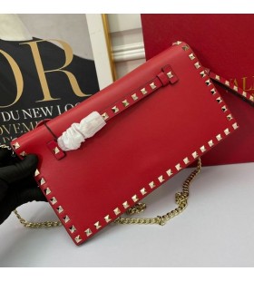Valentino Stora Rockstud Wristlet Koppling Med Kedja I Kalvskinn Röd