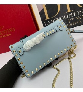 Valentino Små Rockstud Wristlet Koppling Med Kedja I Kalvskinn Himlen Är Blå