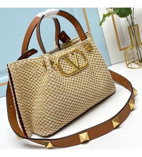 Valentino SmÃ¥ VLogo Signatur Shopping Bag Med Romerska Dubbar I Syntetiska Riffia Beige