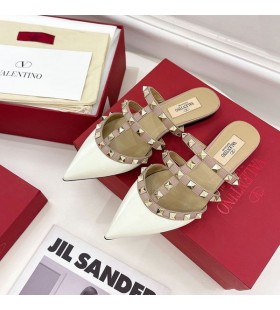 Valentino Rockstud De Las Mulas, Con Las Correas De Las Mujeres De Cuero De Patente Blanco