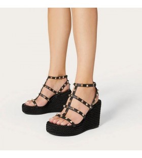 فالنتينو Rockstud أسافين مع حزام الكاحل النساء جلد العجل الأسود