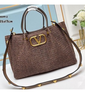 Valentino Medium VLogo Handtekening Shopping Bag Met Romeinse Studs In Synthetische Riffia Koffie