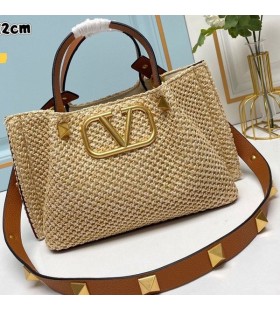 Valentino Kleine VLogo Handtekening Shopping Bag Met Romeinse Studs In Synthetische Riffia Beige