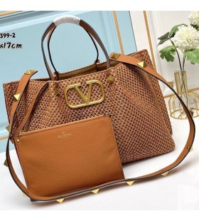 Valentino Medium VLogo Handtekening Shopping Bag Met Romeinse Studs In Synthetische Riffia Bruin