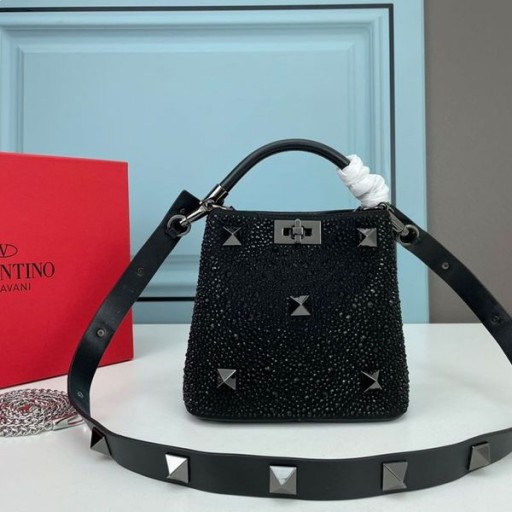 Valentino Mini Roman Stud Käsilaukku Kuohuviini Nastat Nappa Nahka Musta