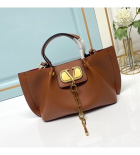 Valentino Petit VLogo Échapper Fourre-Tout En Cuir De Veau Grainé Caramel