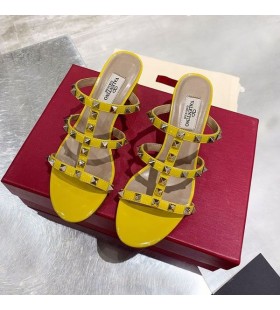 Valentino Rockstud Thick-Heeled Slides Frauen Patent Leder Gelb