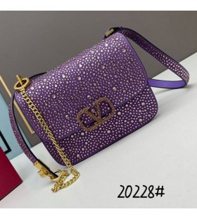 Valentino ÎœÎ¹ÎºÏÏŒ Vsling Crossbody Î¤ÏƒÎ¬Î½Ï„Î± ÎœÎµ Î›Î±Î¼Ï€ÎµÏÎ¬ ÎšÏÏÏƒÏ„Î±Î»Î»Î± Î£Îµ ÎœÏ‰Î² Î£Î¿Ï…Î­Ï„